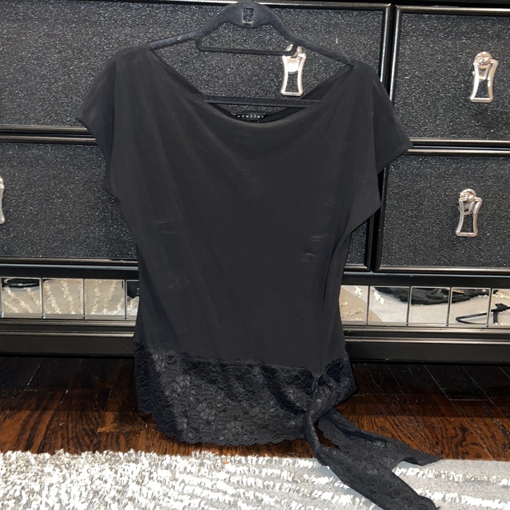 BEAUTIFUL BLACK TOP WITH LAVE WAIST AND BELT DETAIL